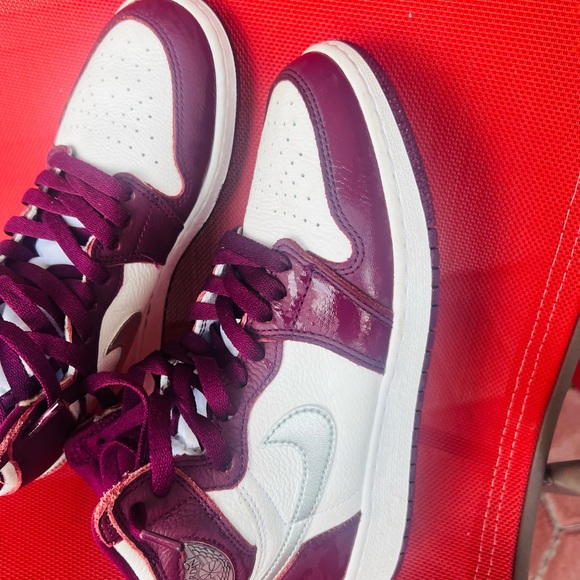 Nike boys athletic sneakers youth size 7 white/Maroon Like new. Worn twice only. - Picture 3 of 7